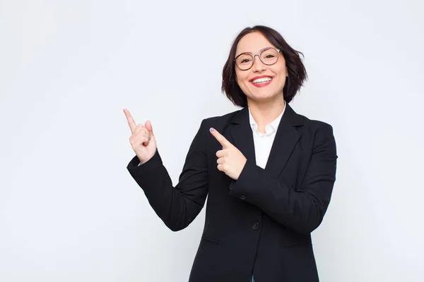 Młoda Bizneswoman Uśmiechnięta Szczęśliwie Wskazując Bok Górę Obiema Rękami Pokazującymi — Zdjęcie stockowe