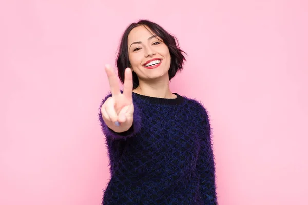 Jovem Mulher Bonita Sorrindo Olhando Feliz Despreocupado Positivo Gesticulando Vitória — Fotografia de Stock