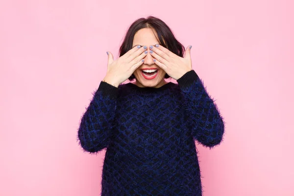 Junge Hübsche Frau Lächelt Und Fühlt Sich Glücklich Bedeckt Augen — Stockfoto