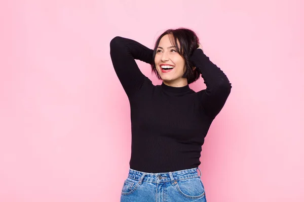 Jonge Mooie Vrouw Glimlachen Zich Ontspannen Tevreden Zorgeloos Lachen Positief — Stockfoto