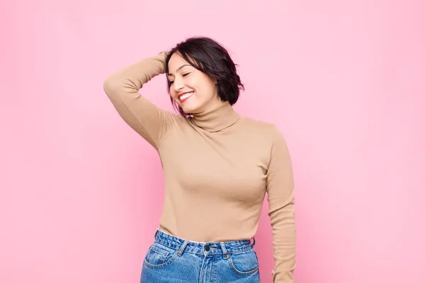 Joven Bonita Mujer Sonriendo Alegre Casualmente Tomando Mano Cabeza Con —  Fotos de Stock