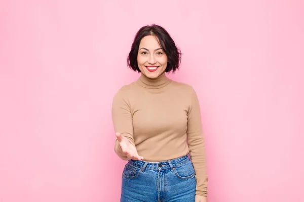 Young Pretty Woman Smiling Looking Happy Confident Friendly Offering Handshake — Stock Photo, Image