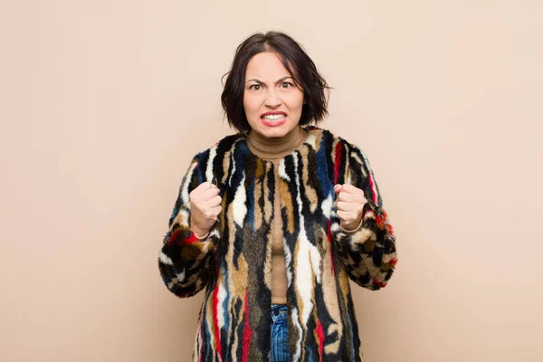 Giovane Bella Donna Che Grida Aggressivamente Con Sguardo Infastidito Frustrato — Foto Stock