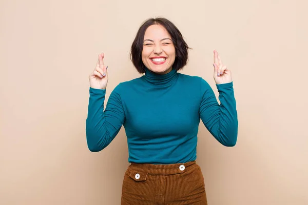 Young Pretty Woman Feeling Nervous Hopeful Crossing Fingers Praying Hoping — Stock Photo, Image