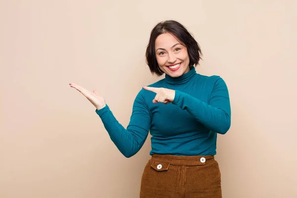 Junge Hübsche Frau Lächelt Fröhlich Und Zeigt Auf Den Kopierraum — Stockfoto