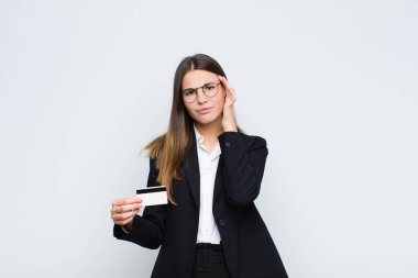 Genç, güzel bir kadın kafası karışık ve şaşkın hissediyor. Deli, deli ya da kredi kartıyla aklını kaçırmış olduğunu gösteriyor.