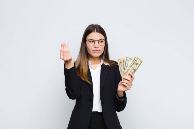 Genç ve güzel bir kadın sana borcunu ödemeni söyleyerek kapiş ya da para hareketi yapıyor! Banknotlarla