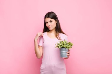 Genç ve güzel bir kadın kibirli, başarılı, pozitif ve gururlu görünüyor.