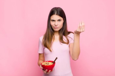 Genç ve güzel bir kadın sana borcunu ödemeni söyleyerek kapiş ya da para hareketi yapıyor! Kahvaltı kasesiyle.