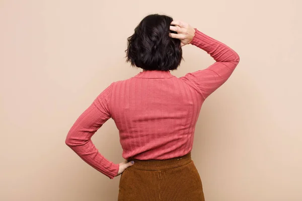 Jovem Mulher Bonita Sentindo Sem Noção Confuso Pensando Uma Solução — Fotografia de Stock