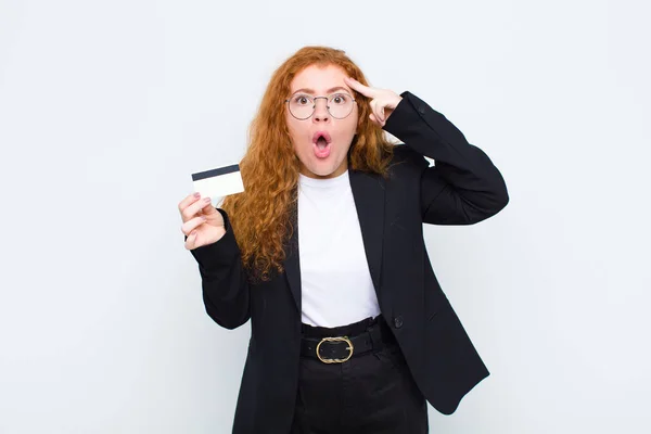 Junge Frau Mit Rotem Kopf Die Überrascht Mit Offenem Mund — Stockfoto