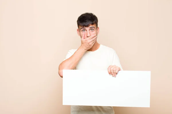 Jovem Bonito Homem Cobrindo Boca Com Mãos Com Uma Expressão — Fotografia de Stock