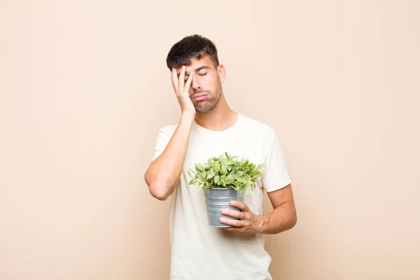 Junger Gutaussehender Mann Der Sich Gelangweilt Frustriert Und Schläfrig Fühlt — Stockfoto