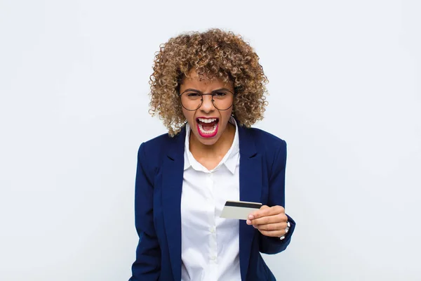 Ung Afrikansk Amerikansk Kvinna Skriker Aggressivt Ser Mycket Arg Frustrerad — Stockfoto