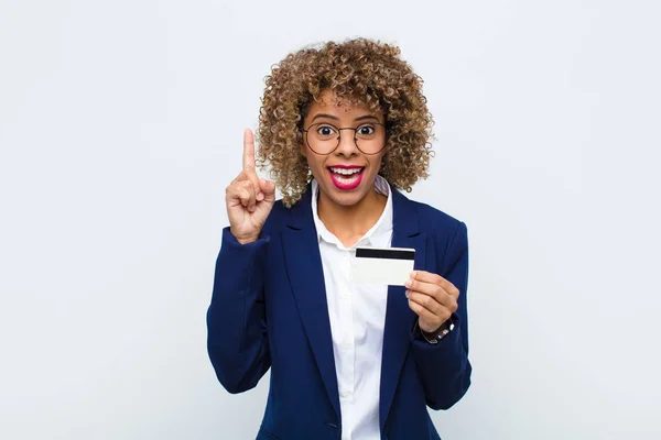 Joven Mujer Afroamericana Sentirse Como Genio Feliz Emocionado Después Darse — Foto de Stock