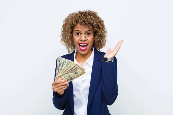 若いアフリカ系アメリカ人の女性は ユーロ紙幣で信じられないほどのものに満足し 興奮し ショックを受け 笑顔で驚き — ストック写真