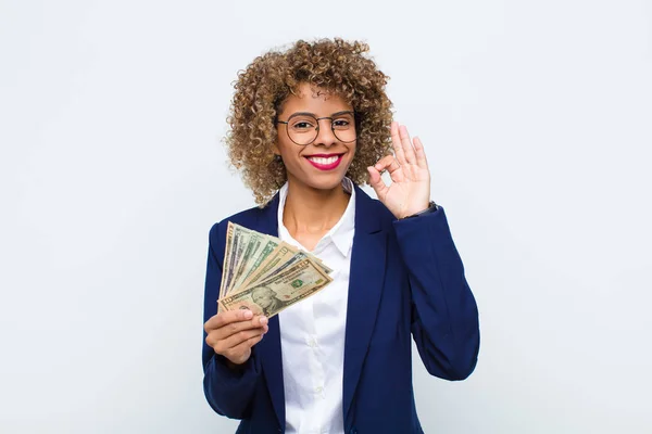 Junge Afrikanisch Amerikanische Frau Fühlt Sich Glücklich Entspannt Und Zufrieden — Stockfoto