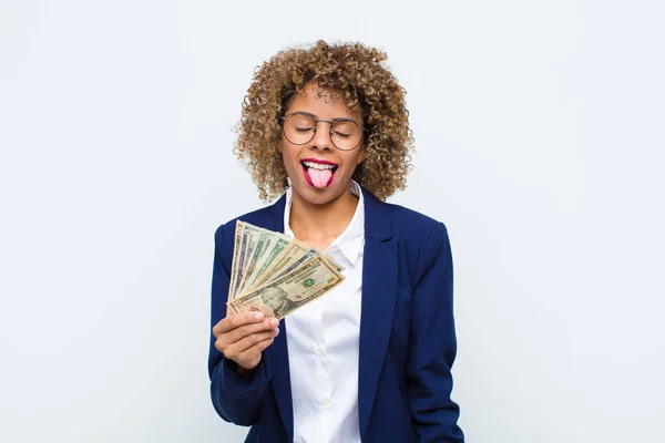 年轻的非洲裔美国女人 性格开朗 无忧无虑 爱开玩笑 爱吹牛 喜欢玩欧元钞票 — 图库照片