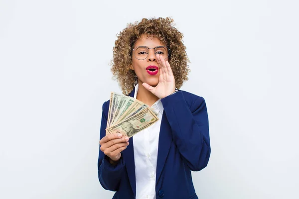 アフリカ系アメリカ人の若い女性は幸せを感じ 興奮し 肯定的で 口の横で大きな声を上げ ユーロ紙幣で呼び出します — ストック写真