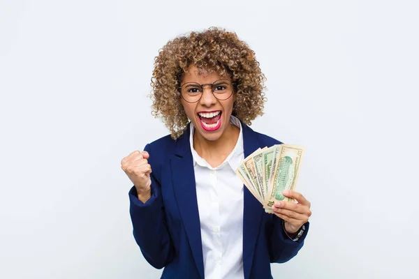 アフリカ系アメリカ人の若い女性が怒りの表情で積極的に叫んでいるか ユーロ紙幣で成功を祝う — ストック写真