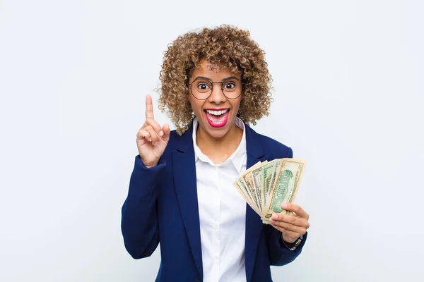 Joven Mujer Afroamericana Sentirse Como Genio Feliz Emocionado Después Darse —  Fotos de Stock