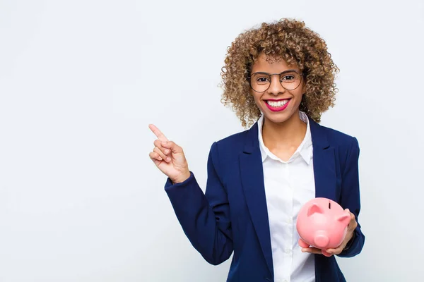 Joven Mujer Afroamericana Sonriendo Alegremente Sintiéndose Feliz Señalando Hacia Lado — Foto de Stock