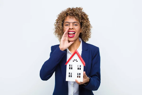 Joven Afroamericana Americana Sintiéndose Feliz Excitada Positiva Dando Gran Grito —  Fotos de Stock