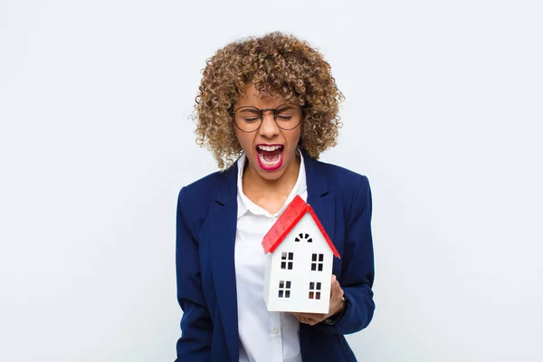 Junge Afrikanisch Amerikanische Frau Schreit Aggressiv Sieht Sehr Wütend Frustriert — Stockfoto