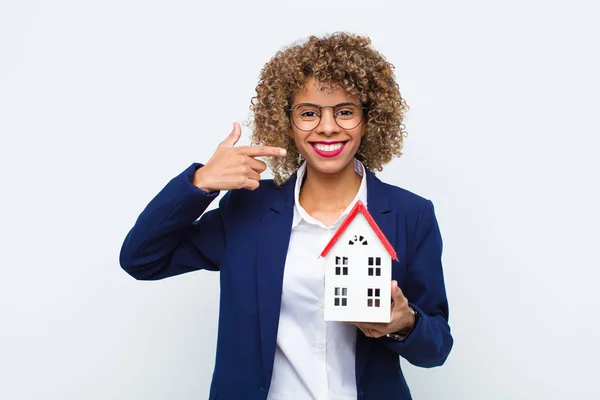 Junge Afrikanisch Amerikanische Frau Lächelt Selbstbewusst Und Zeigt Auf Ihr — Stockfoto