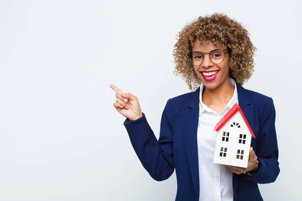 Junge Afrikanisch Amerikanische Frau Schaut Aufgeregt Und Überrascht Und Zeigt — Stockfoto