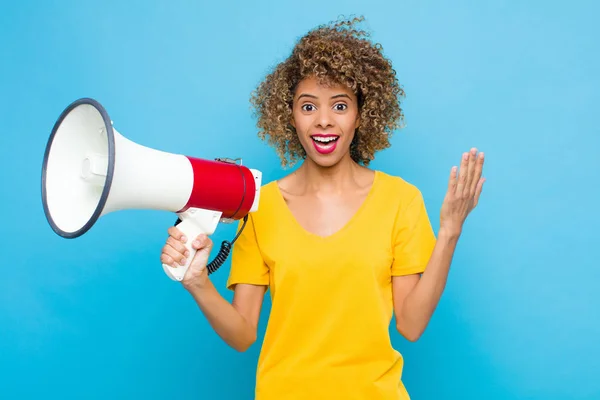 Junge Afrikanisch Amerikanische Gefühl Glücklich Aufgeregt Überrascht Oder Schockiert Lächelnd — Stockfoto