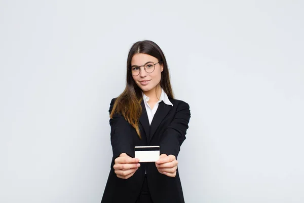 Jonge Mooie Vrouw Glimlachen Gelukkig Met Vriendelijke Zelfverzekerde Positieve Blik — Stockfoto