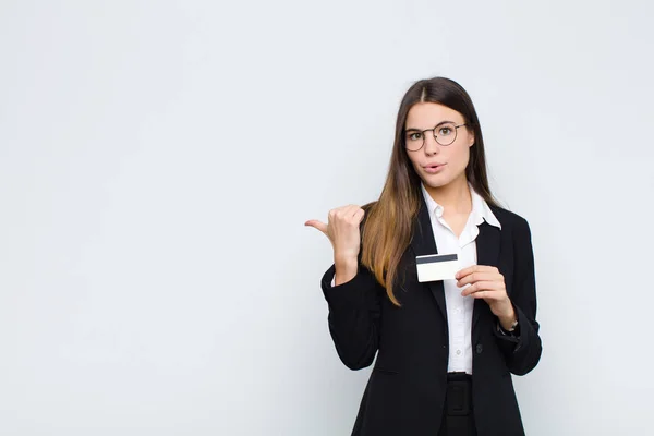 Giovane Bella Donna Guardando Stupito Nella Incredulità Indicando Oggetto Sul — Foto Stock