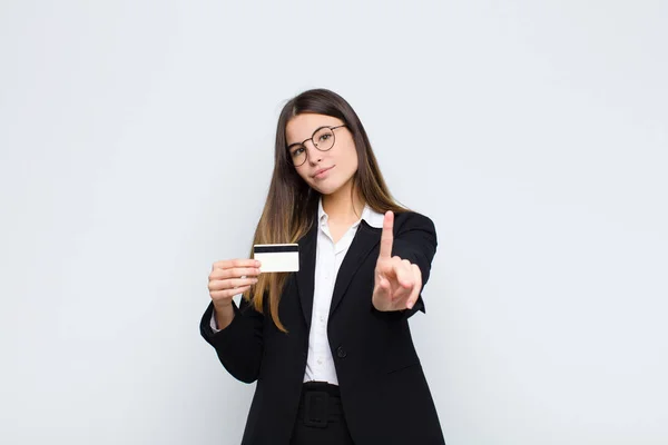 Giovane Bella Donna Sorridente Orgogliosamente Con Fiducia Rendendo Numero Uno — Foto Stock