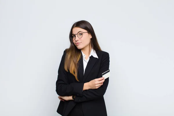 Junge Hübsche Frau Zuckt Mit Den Schultern Fühlt Sich Verwirrt — Stockfoto