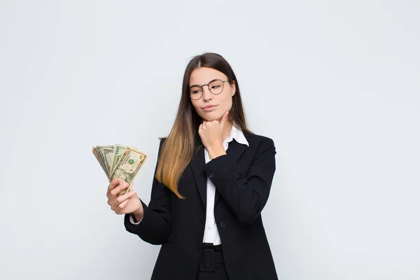 Junge Hübsche Frau Mit Glücklichem Selbstbewusstem Gesichtsausdruck Die Hand Kinn — Stockfoto