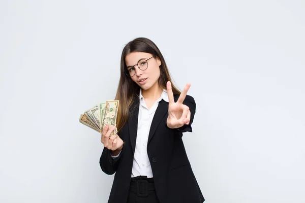 Jonge Mooie Vrouw Glimlachen Kijken Gelukkig Zorgeloos Positief Gebaren Overwinning — Stockfoto