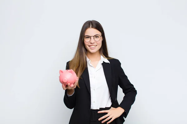 Giovane Bella Donna Sorridente Felicemente Con Una Mano Sul Fianco — Foto Stock