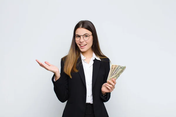 Jovem Mulher Bonita Sentindo Feliz Surpreso Alegre Sorrindo Com Atitude — Fotografia de Stock