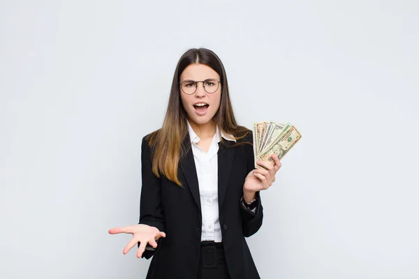 Jovem Bonita Mulher Olhando Irritado Irritado Frustrado Gritando Que Está — Fotografia de Stock