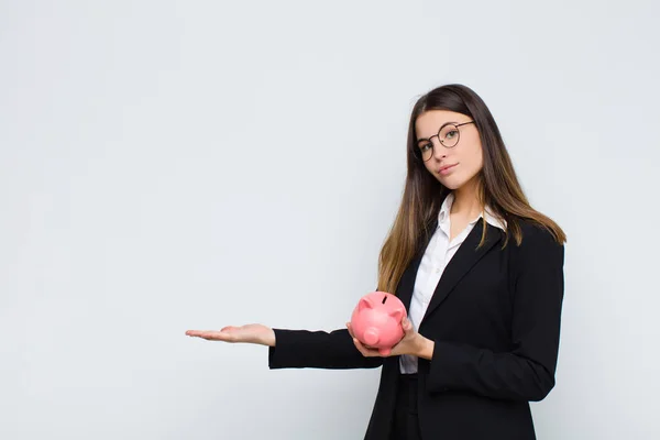 Joven Bonita Mujer Sonriendo Alegremente Sintiéndose Feliz Mostrando Concepto Espacio — Foto de Stock