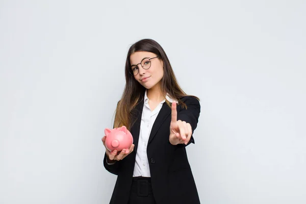 Joven Bonita Mujer Sonriendo Orgullosamente Con Confianza Haciendo Número Uno — Foto de Stock