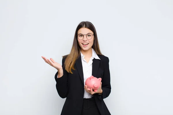 Joven Bonita Mujer Sintiéndose Feliz Sorprendida Alegre Sonriendo Con Actitud — Foto de Stock