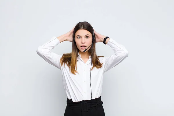 Młoda Ładna Kobieta Czuje Się Zestresowana Zmartwiona Niespokojna Lub Przestraszona — Zdjęcie stockowe