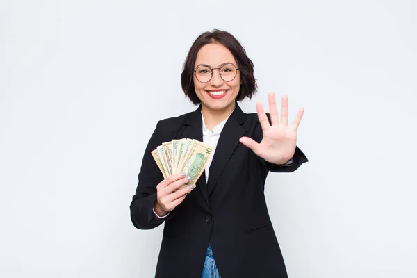 Jonge Mooie Vrouw Glimlachen Kijken Vriendelijk Tonen Nummer Vijf Vijfde — Stockfoto