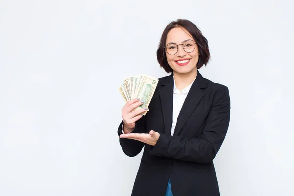 Joven Bonita Mujer Sonriendo Alegremente Sintiéndose Feliz Mostrando Concepto Espacio —  Fotos de Stock