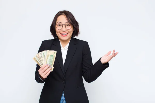 Jonge Mooie Vrouw Zich Gelukkig Voelen Verrast Vrolijk Glimlachen Met — Stockfoto