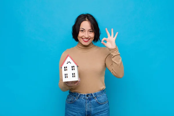 Junge Hübsche Frau Fühlt Sich Glücklich Entspannt Und Zufrieden Zeigt — Stockfoto