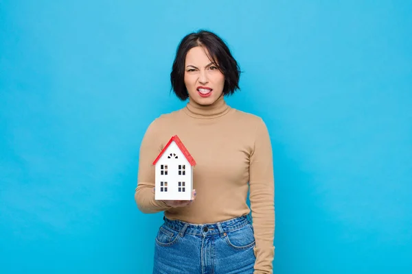 Jong Mooi Vrouw Gevoel Walgelijk Geïrriteerd Steken Tong Uit Afkeer — Stockfoto