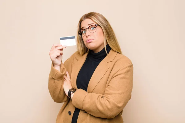 Junge Blonde Frau Zuckt Mit Den Schultern Fühlt Sich Verwirrt — Stockfoto